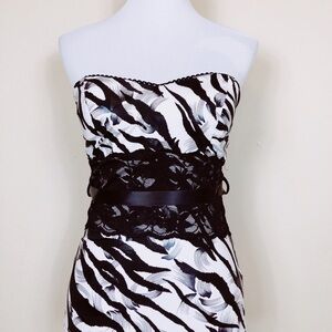 Codigo Fitted Strapless Top-L